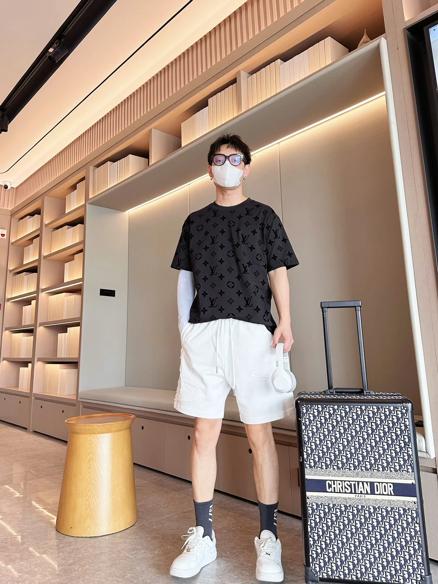 The Queen Mother's three-standard complete 2026 summer New Arrival men's casual shorts, advanced custom-made fabric Breathable fabric, Breathable elasticity and comfort, impeccable details, top-grade accessories, original logo design concept, delicate and soft feel! The upper body fit is awesome! Size: M-XXXL Please state your height and weight when ordering